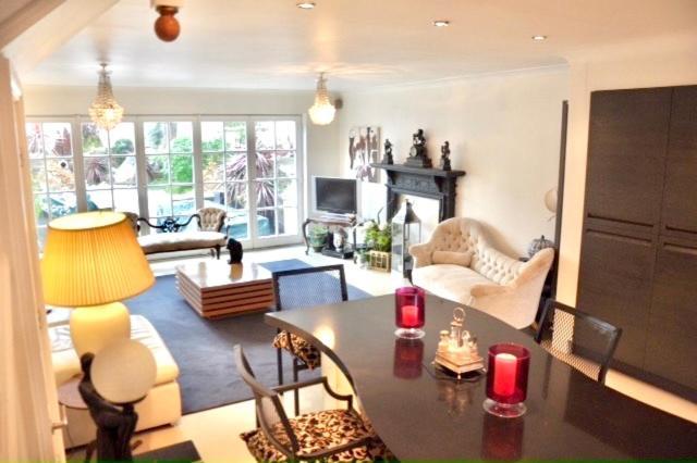 Beautiful In Gated Community Londra